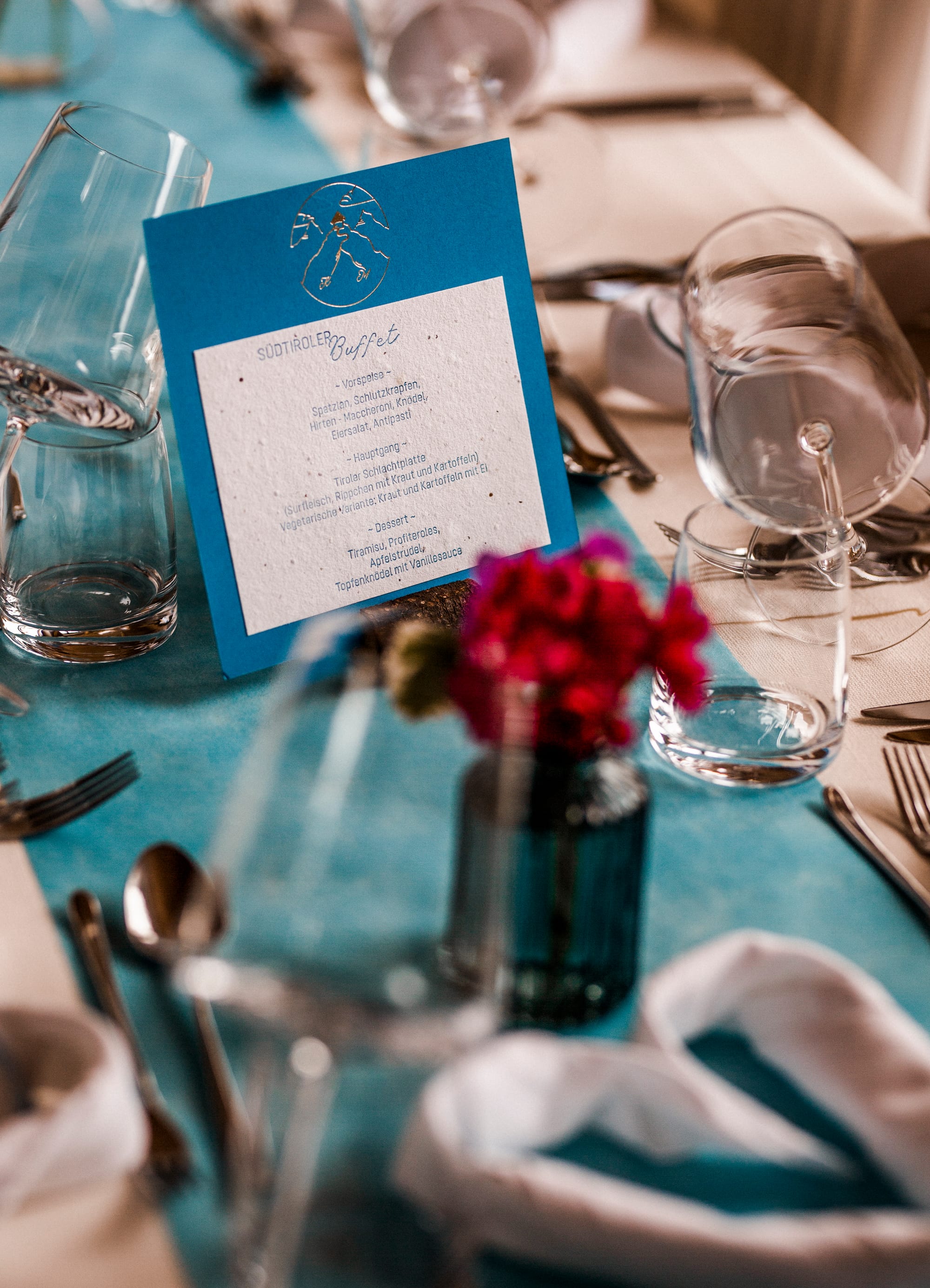 Eleganter gedeckter Hochzeitstisch mit Menükarte und Blumen