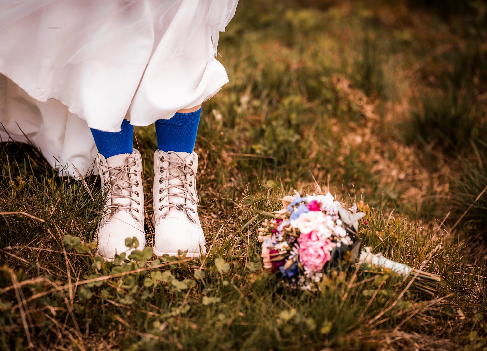 Brautschuhe und Blumenstrauß auf Almwiese — Detail