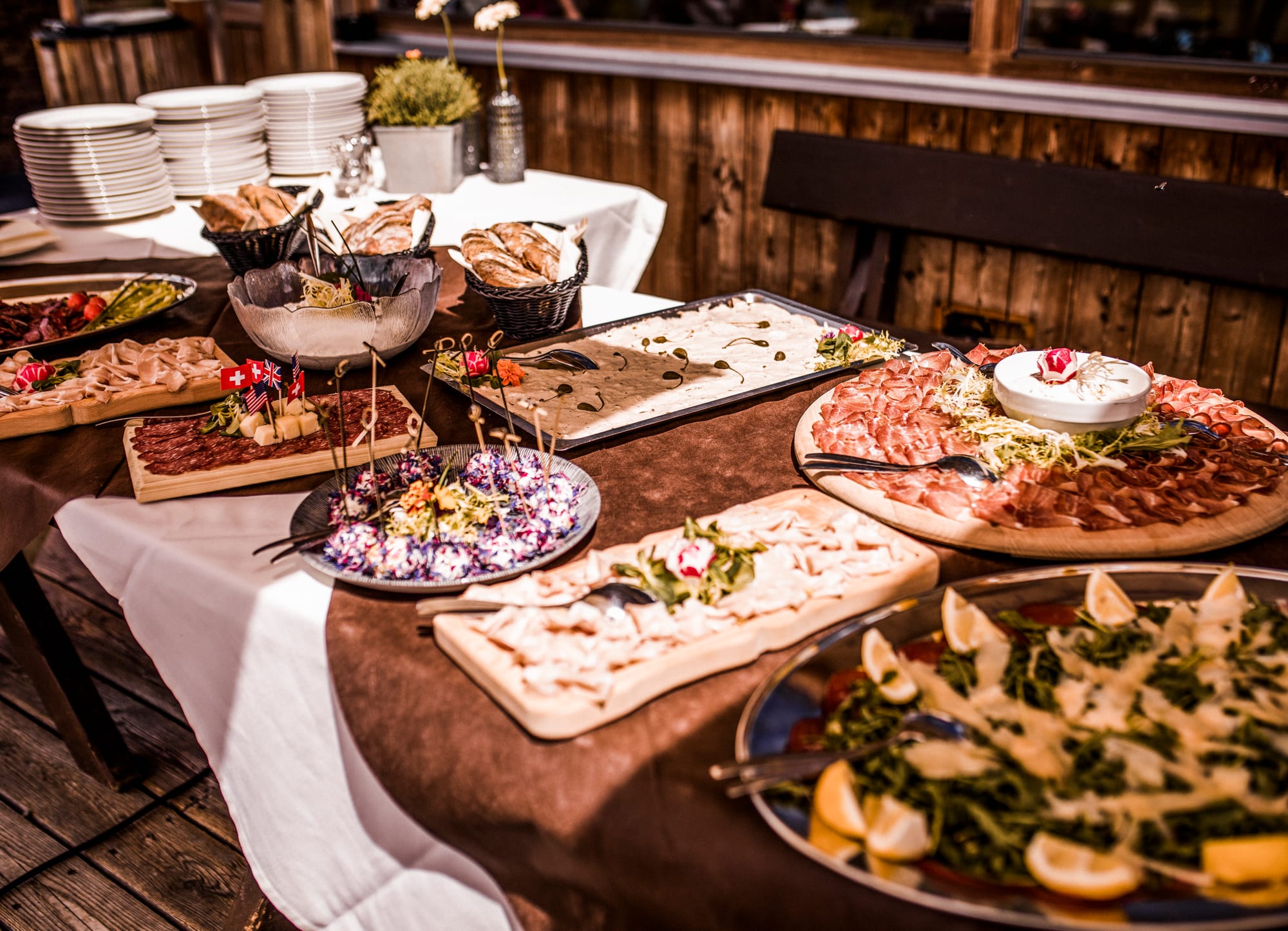 Rustikales Hochzeitsbuffet auf einer Alm in Osttirol